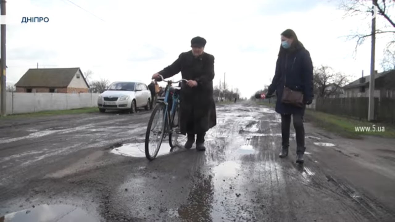 Відрізані від світу. Як мешканці села на Дніпропетровщині залишилися без автобуса через дорогу