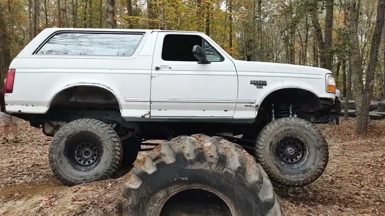 Полноразмерный Ford Bronco 1993 года на 35-дюймовых колёсах преодолевает препятствия, характерные...