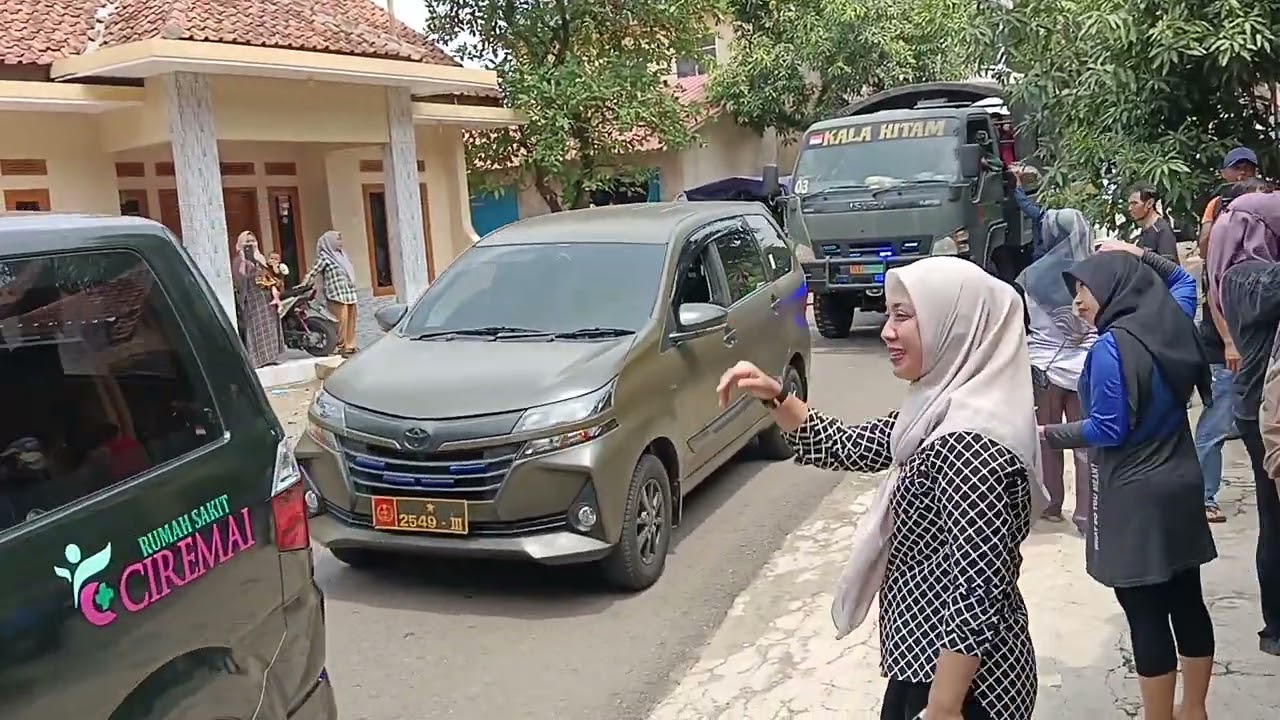 Keseruan Warga Menyambut Tentara Indonesia