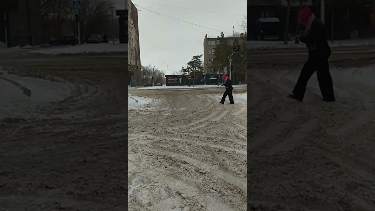 Поворачиваю в буран во двор Феллиды на 18 мкр и стоит трактор для очистки снега 12-ого Января 2026 г