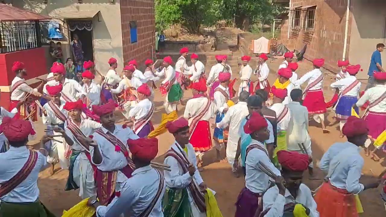कशेळी जाकादेवी खेळे होळी मांडावर नाचताना