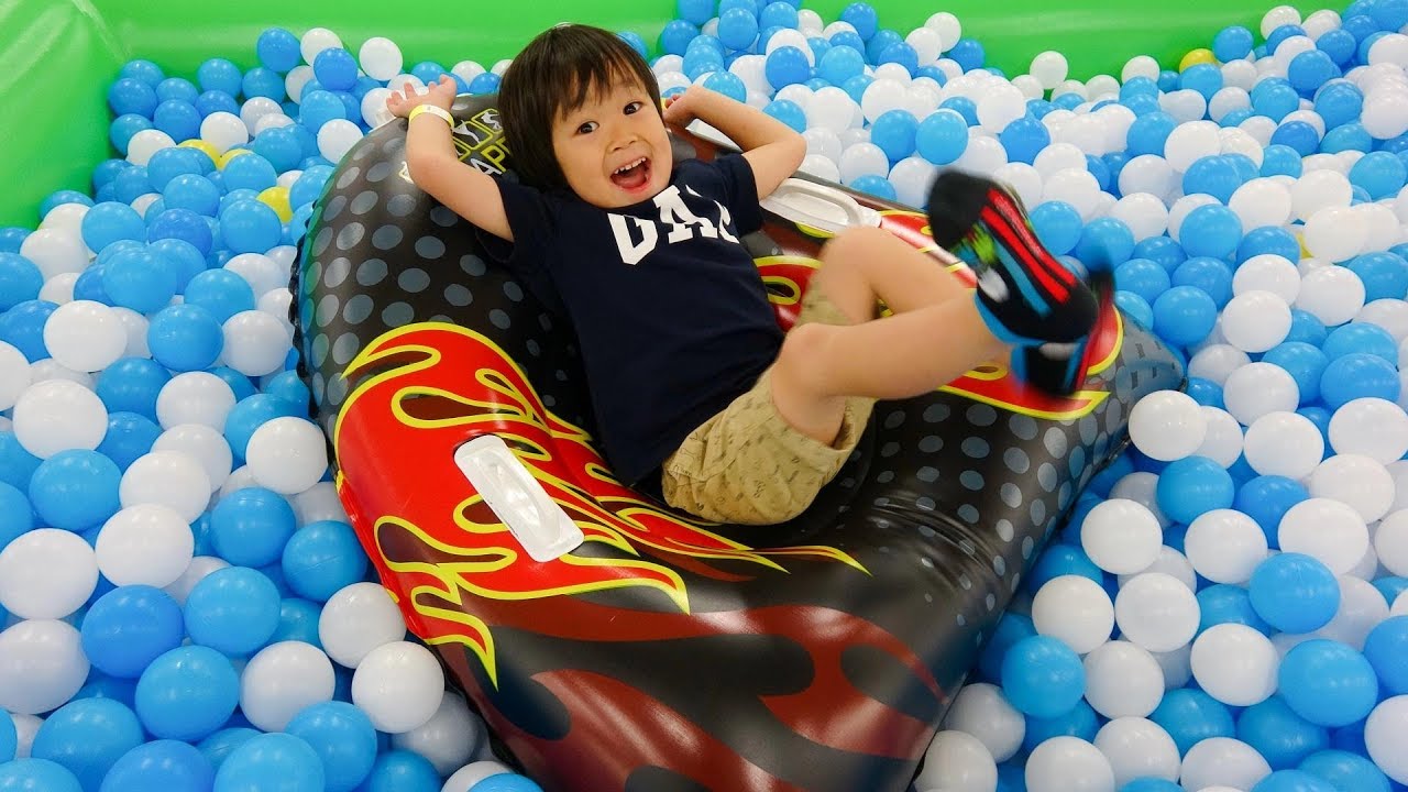 おでかけ あそびマーレへ行ったよ！大きなボールプールで遊ぼう！ レオスマイル
