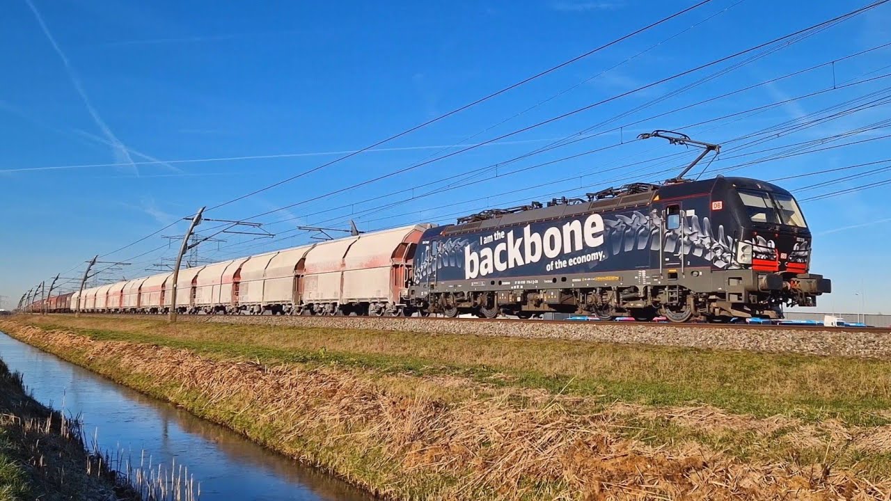 Goederentreinen op de Betuweroute bij Angeren op 8 februari 2023