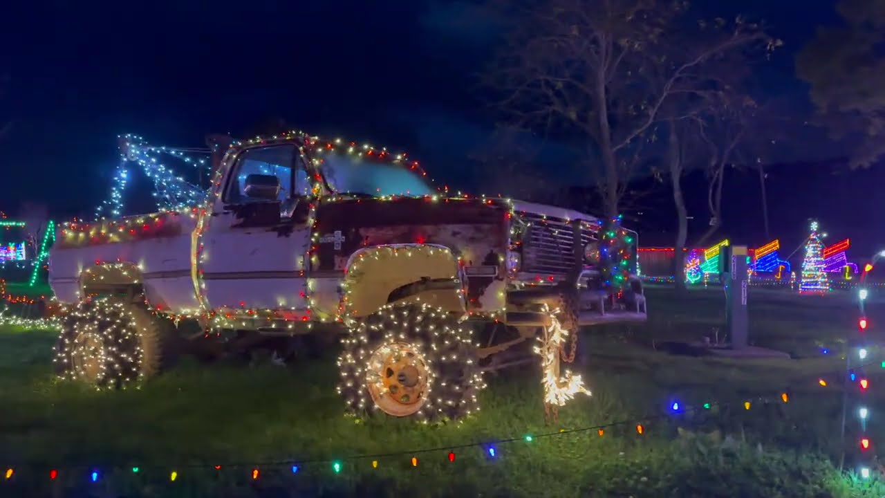 Sparky’s Holiday Lights 🎄 | Relaxing Christmas Drive-Through (15 Minutes)