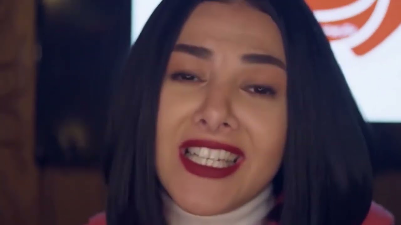 هتموت من الضحك مع عمرو وهبة وهو بيقول لدنيا سمير غانم انه بيحبها وهي عاملة من بنها😂😂
