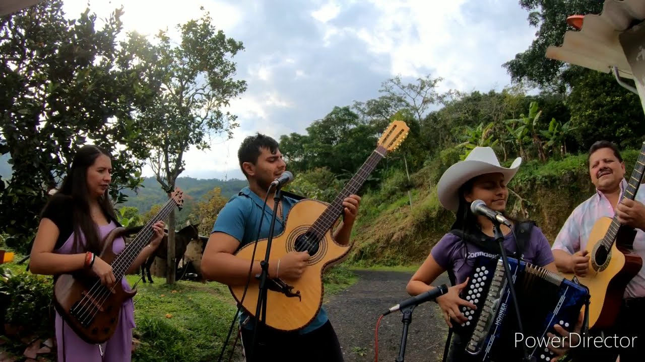 Puño De Tierra - Laurita Urbano