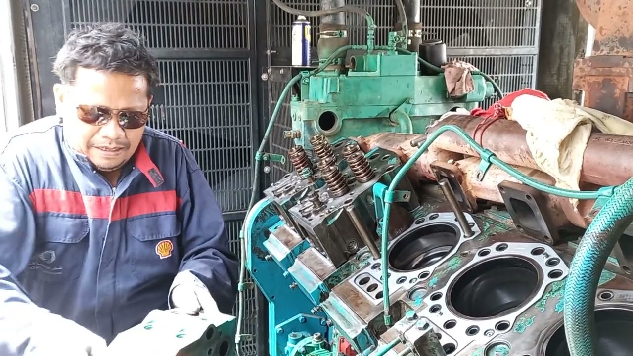 Final cleaning upper side engine block & installation of cylinder head kta50 Cummins engine