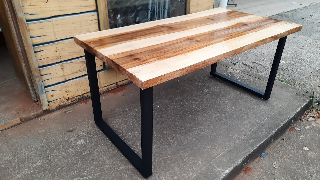 Mesa r&uacute;stica com p&eacute;s em metalon