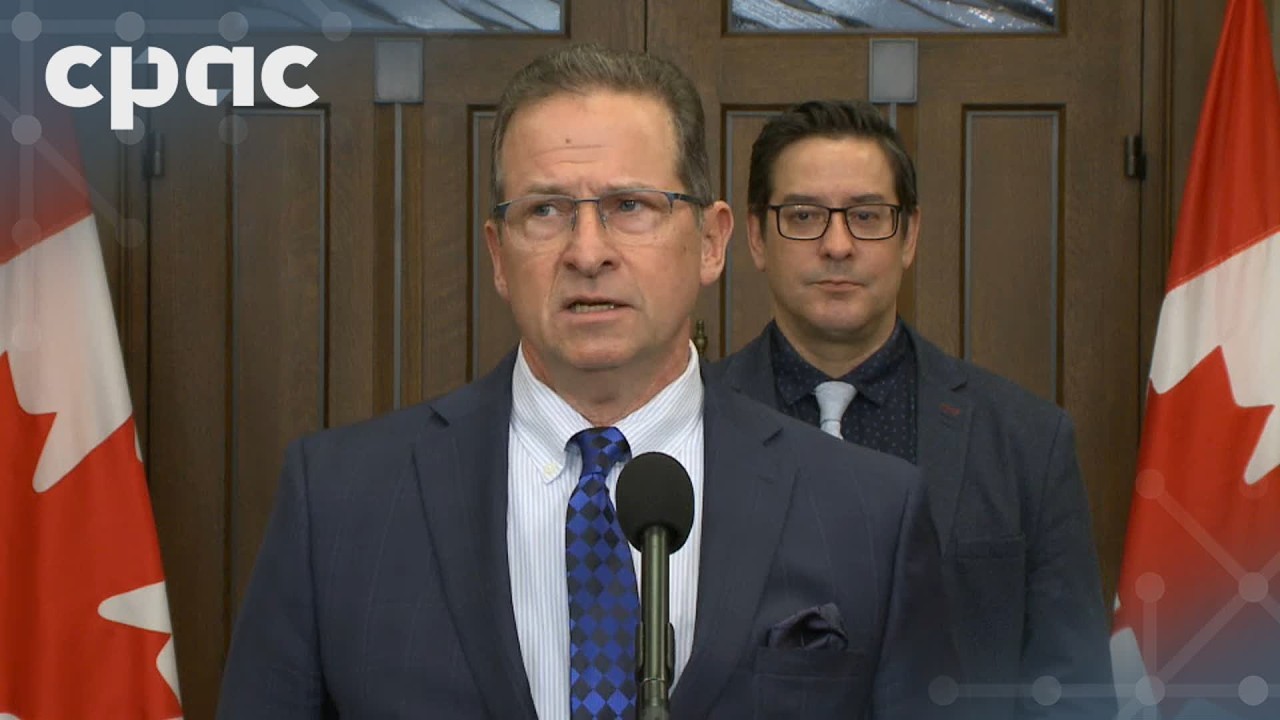 13 h 40 HE : Le chef du Bloc Québécois Yves-François Blanchet s’adresse aux journalistes à Ottawa
