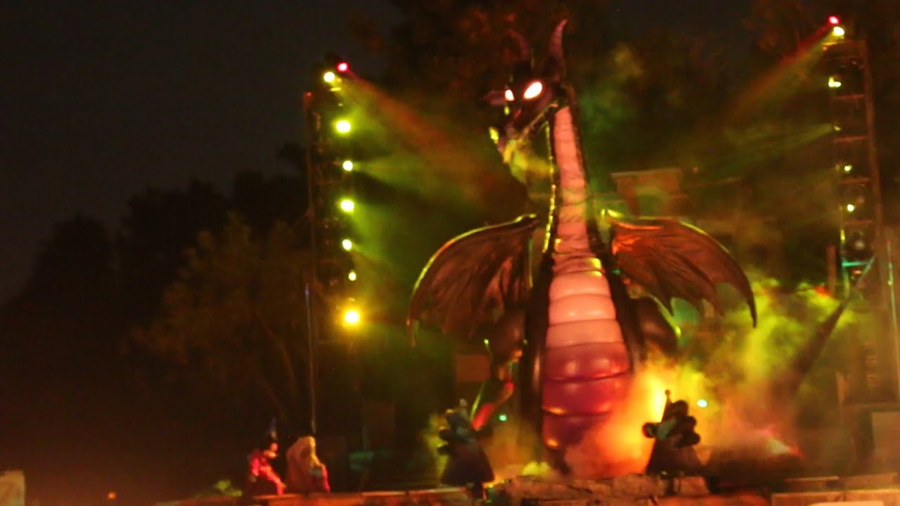Fantasmic! 2022 First Show -  Disney Villains + Maleficent Dragon