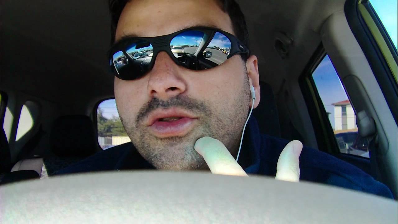 Realidade Americana - Seguro de carro, óculos, tangerina em conserva