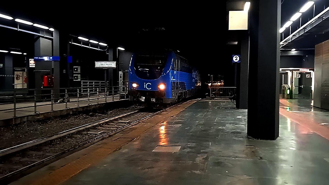 Il transito della 402.135 IC Night 2.0 al traino dell' invio 30010 da S.M la Bruna