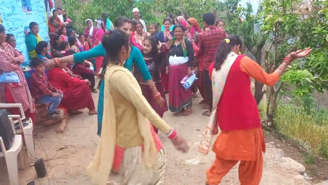 जिसका दिल और जान दोनों ही पहाड़ हैउसे ही पहाड़ों में रहना पसंद हैएक pahadi ही जानता है ????