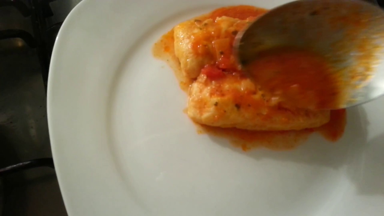 Medalhoes de pescada com molho de tomate