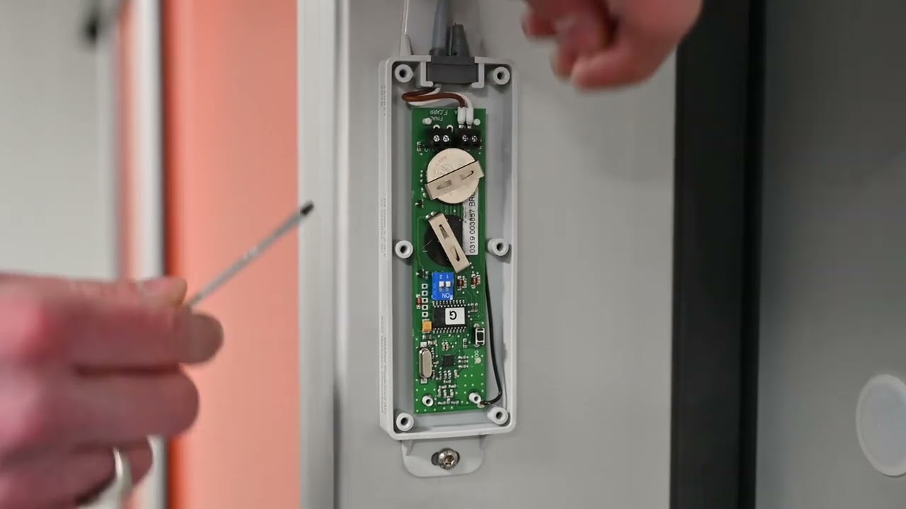 Wireless safety edge battery replacement