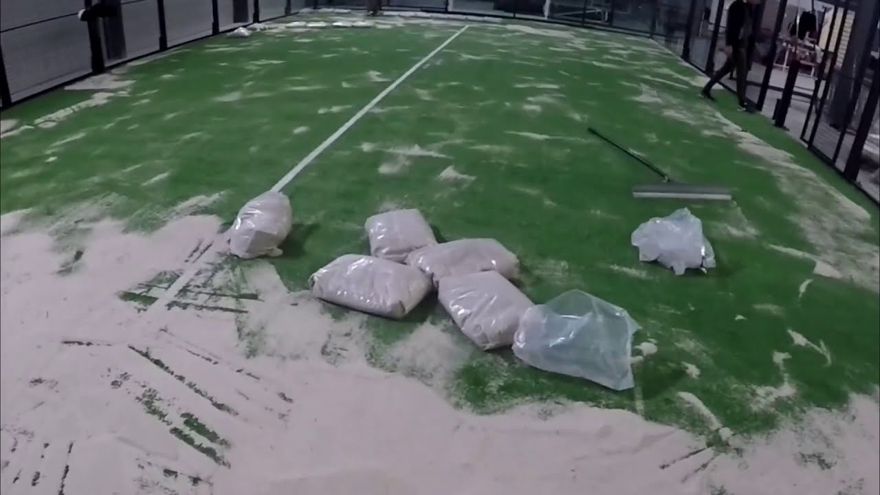 Réalisation d'un terrain de padel en gazon synthétique dans un hangar à Cahors