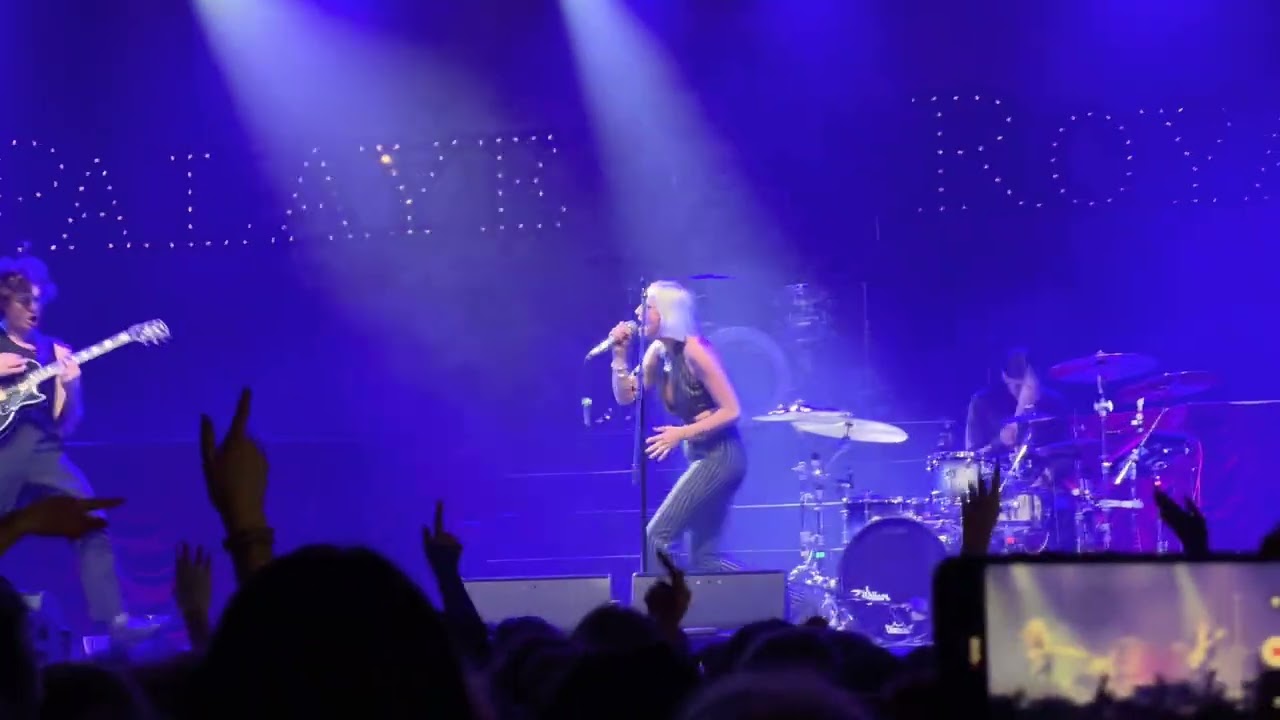 Yonaka - Panic - live premiere in Prague 2023
