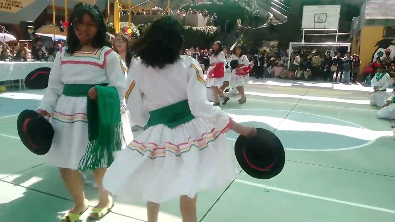 Colegio LINDEMANN B en el día 27 de mayo de 2025 conmemorando el día de la madre boliviana.