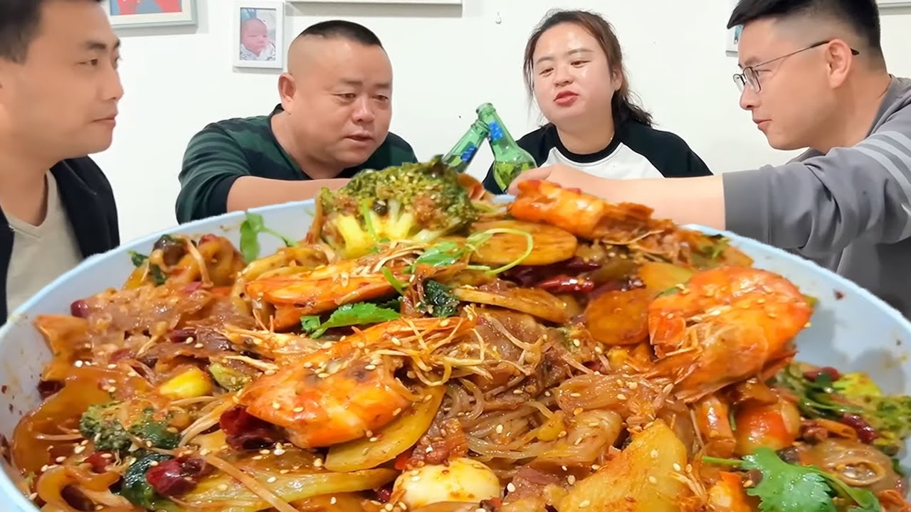丹丹做家庭版麻辣香锅，邀请朋友一起来品尝，麻辣鲜香吃美了！【胖手手丹丹】