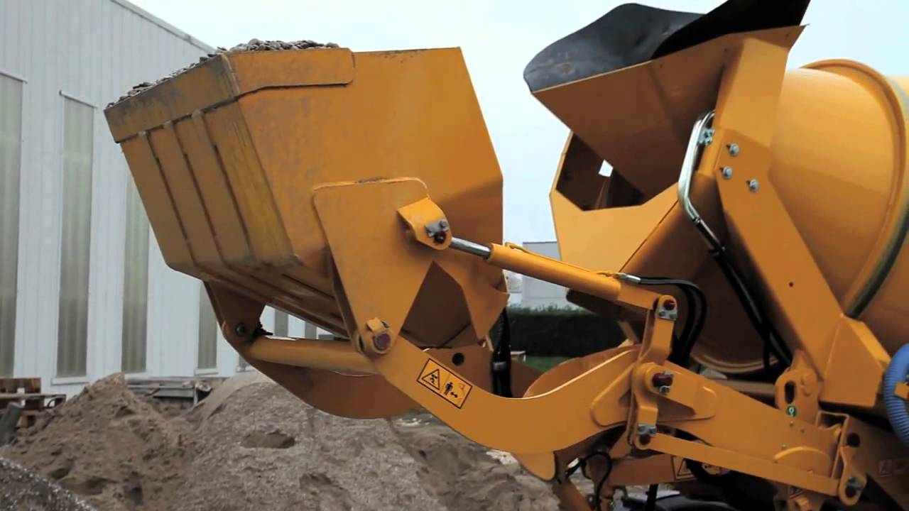Загрузка бетона в бетоносмеситель FIORI от ООО 