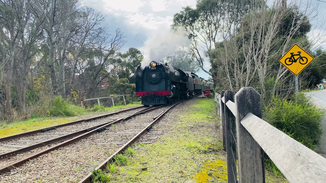 Broad Gauge engine 621 arrives at Strathalbyn
