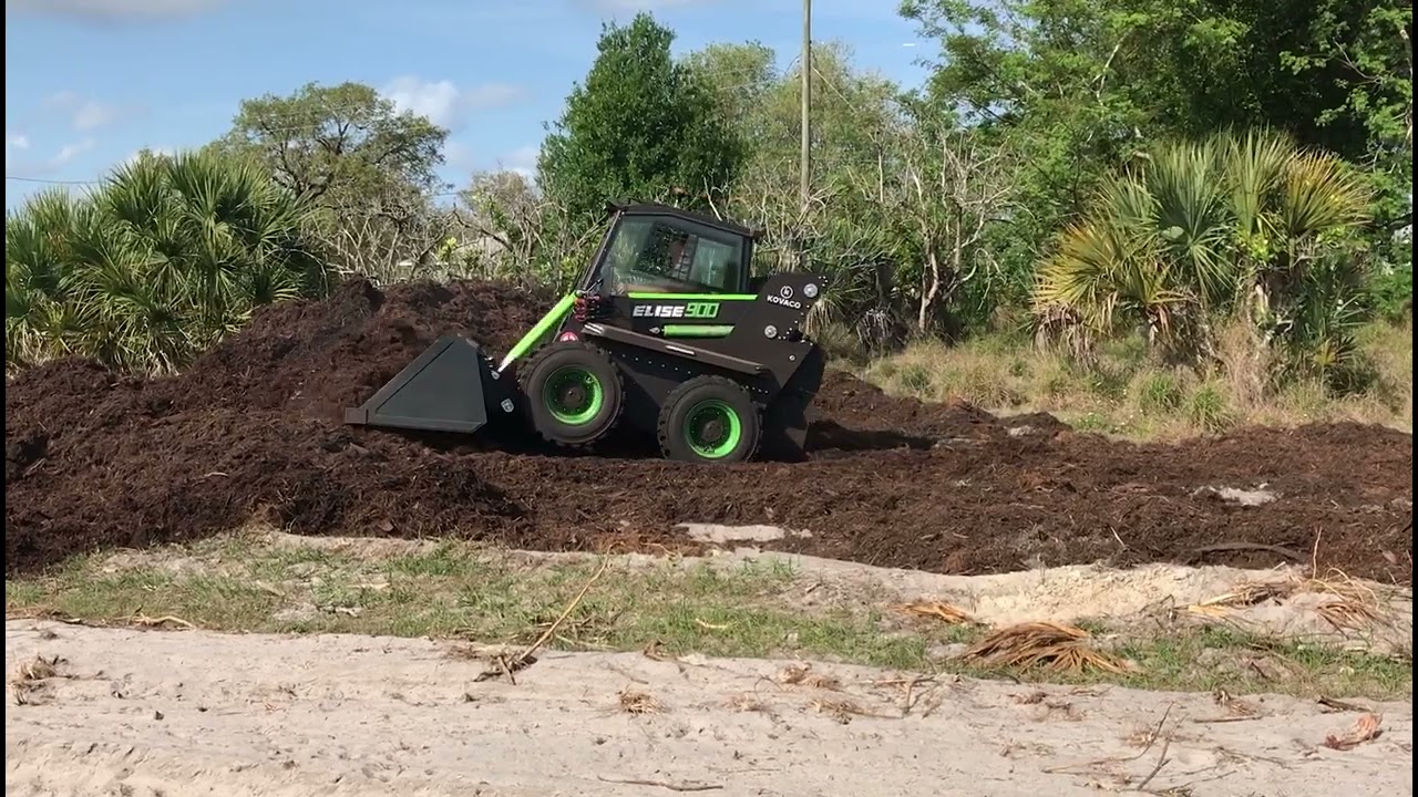 Kovaco Elise 900 - Spreading Mulch
