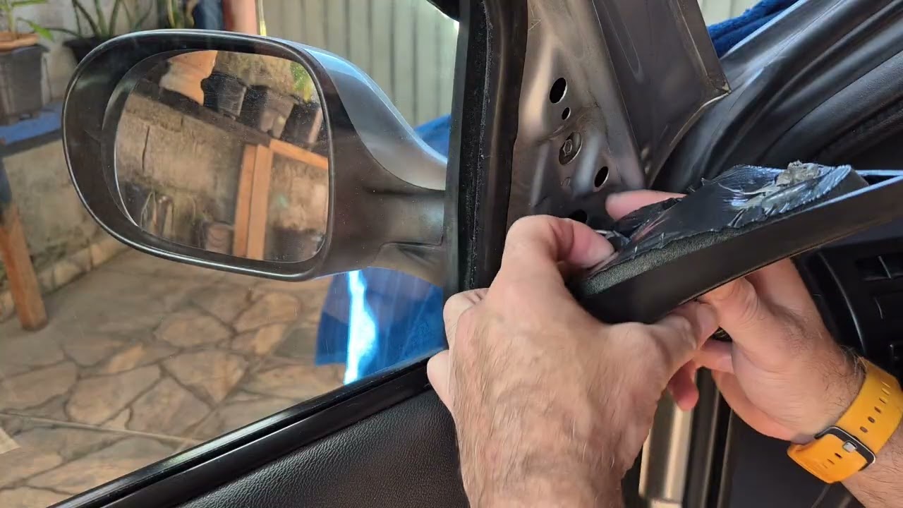 Sò gambiarra Trocando acabamento interno do retrovisor do siena lado esquerdo,  