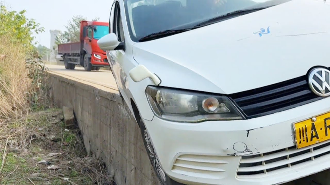 What Should I Do If The Wheels Of A Car Fall Into A Roadblock While Driving