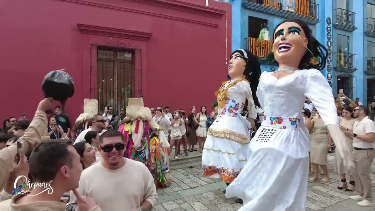 Nuestra Boda en Oaxaca Rosa y Paloma | Monos de calenda chepanes