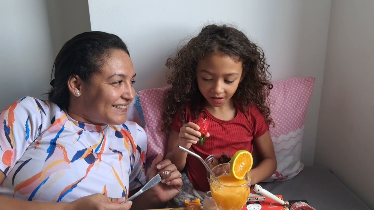 Lorena faz aniversário e ganha café da manhã