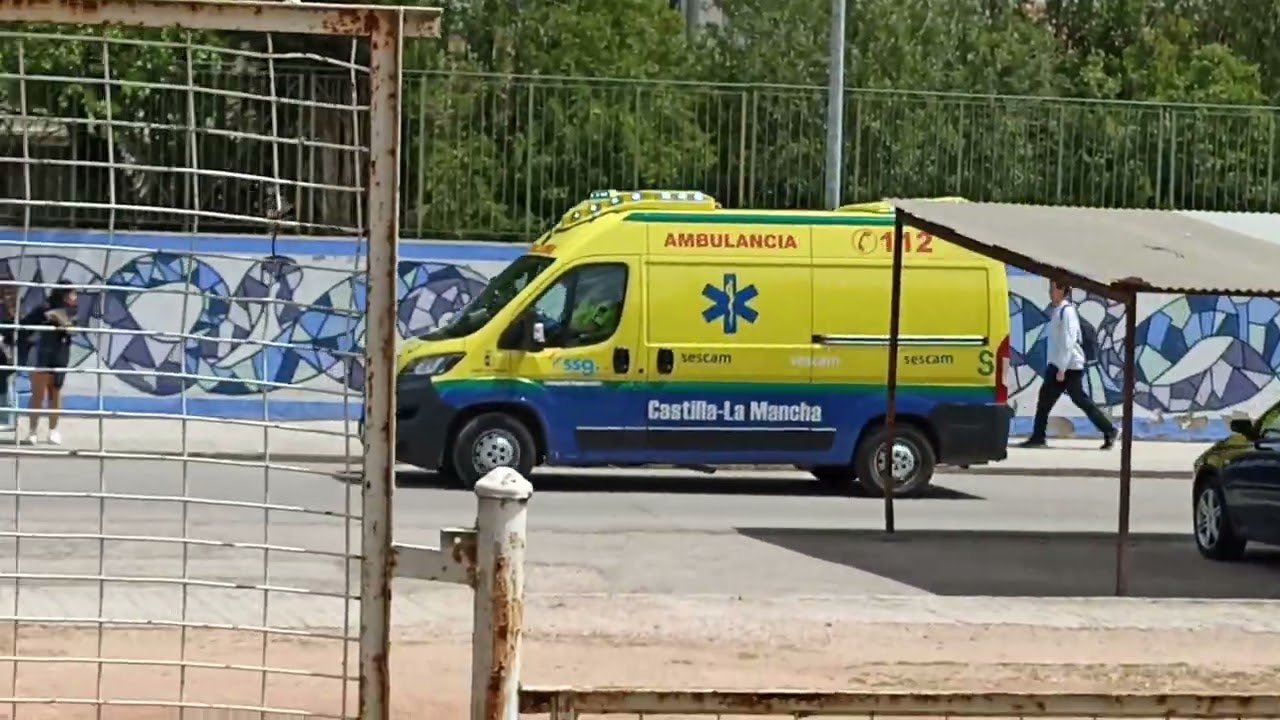 Ambulancia Urgencias Alcázar de San Juan saliendo del Centro de Salud N°1