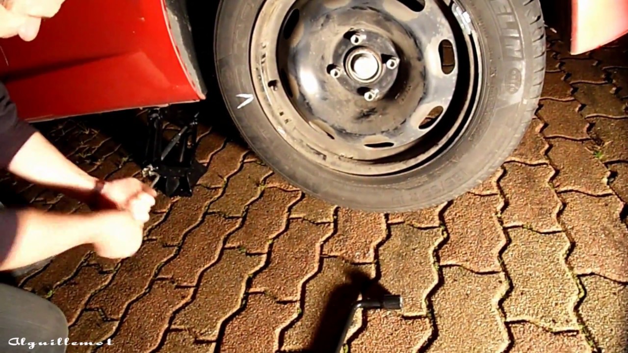 Comment changer une roue de voiture 207 peugeot ,Abonnez-vous à ma chaîne YouTube svp merci😊