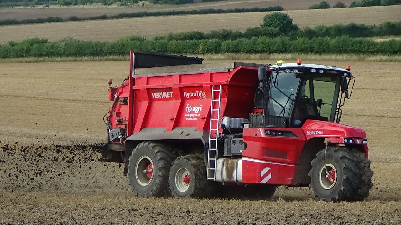 Sewage Sludge Spreading with Vervaet HydroTrike and Loading with JCB Excavator