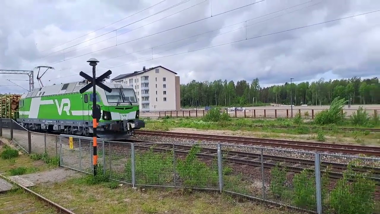 Tavarajuna ohittaa Suomen rautatiemuseon
