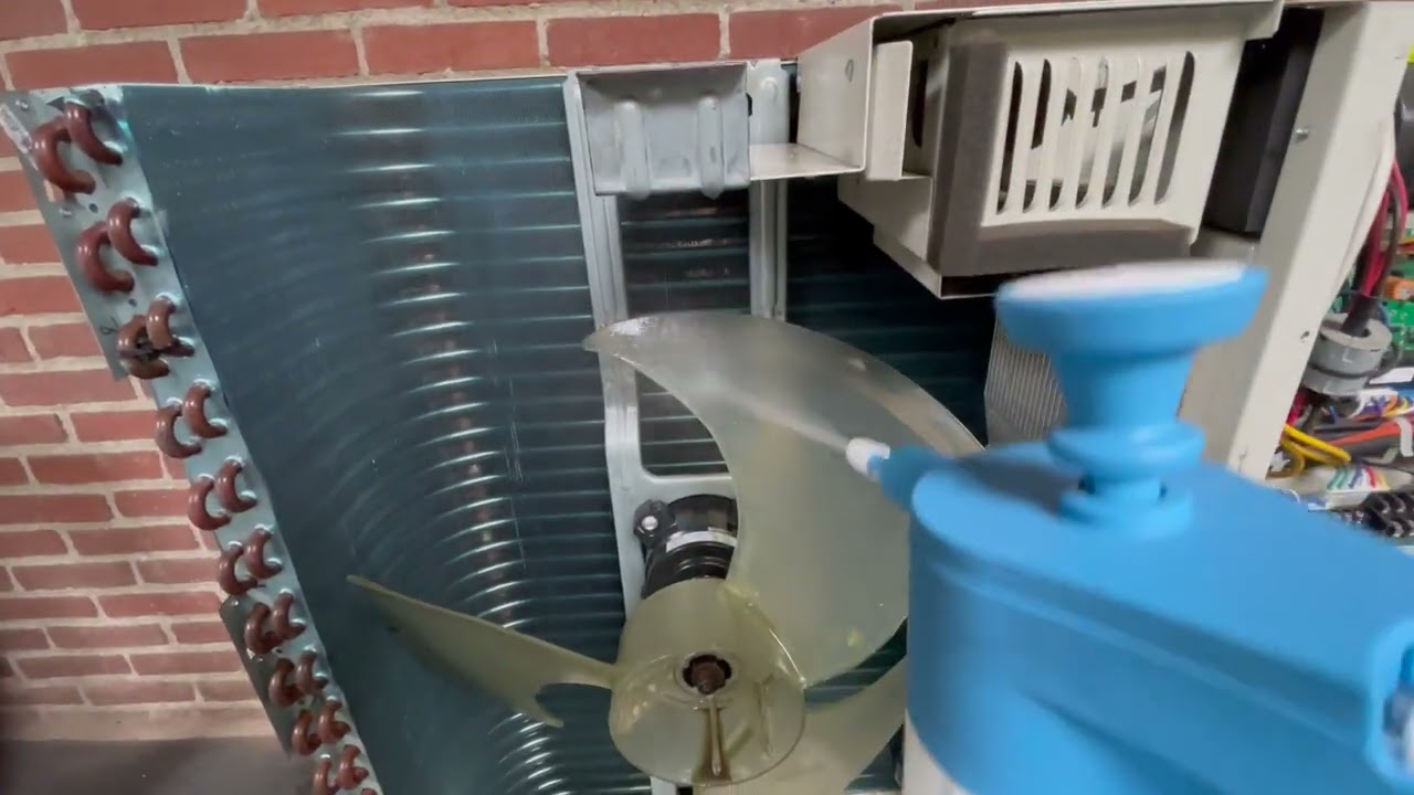Onderhoud warmtepomp doe-het-zelf (deel 2 de binnenkant van de buitenunit schoonmaken)