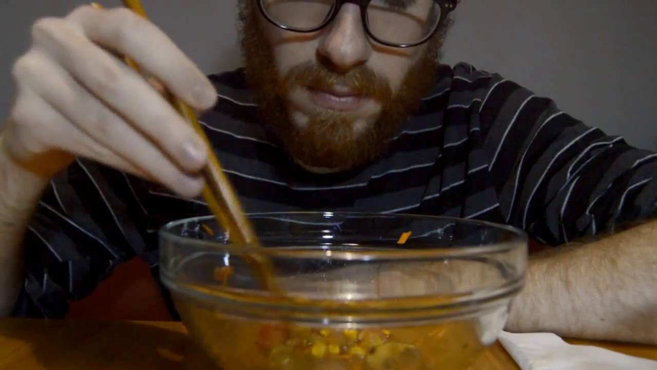 [ASMR] cenando ensalada fresca y casera (susurrado) en ESPAÑOL