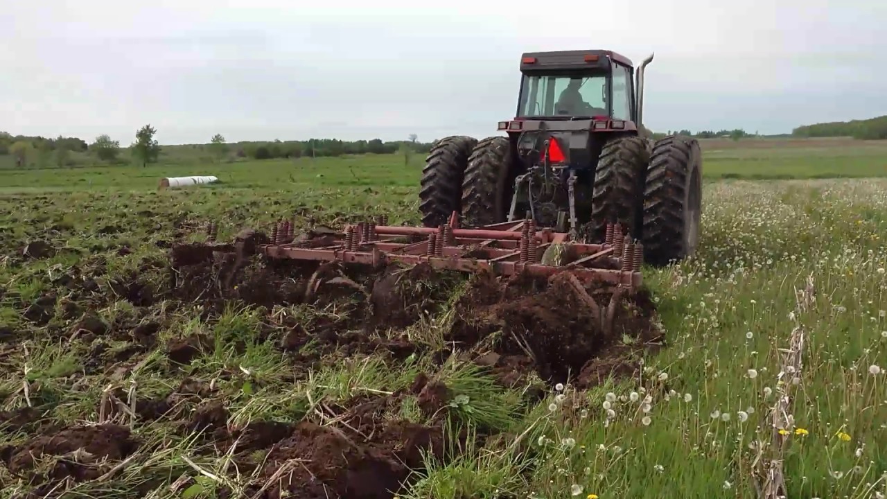 Chisel plowing with Case 7140