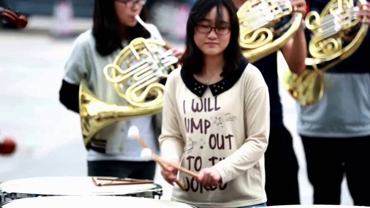【Flash mob】【Symphony】When the girl pick up the violin.Amazing things happened