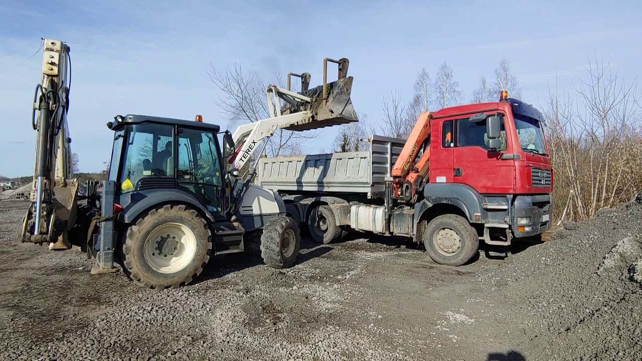 Załadunek wywrotki koparko ładowarka terex 860