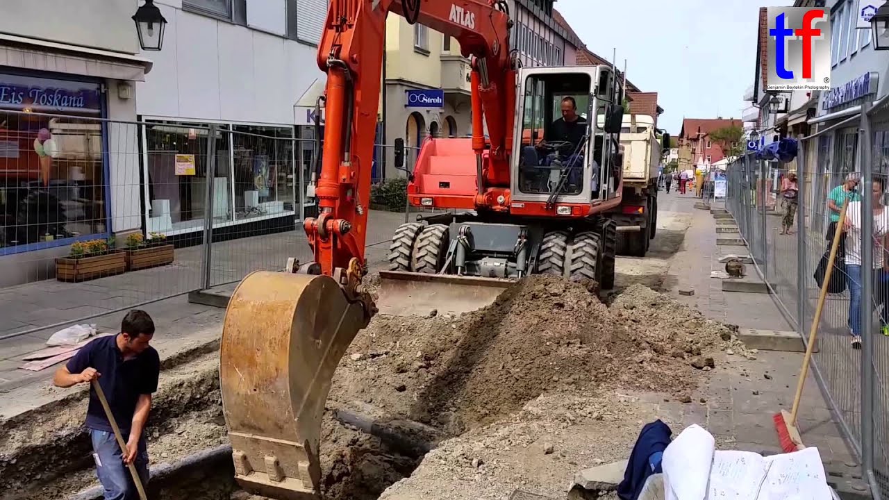 **Fine Art Work** Atlas Mobilbagger bei diffiziler Arbeit in Winnenden; Germany, 2015.