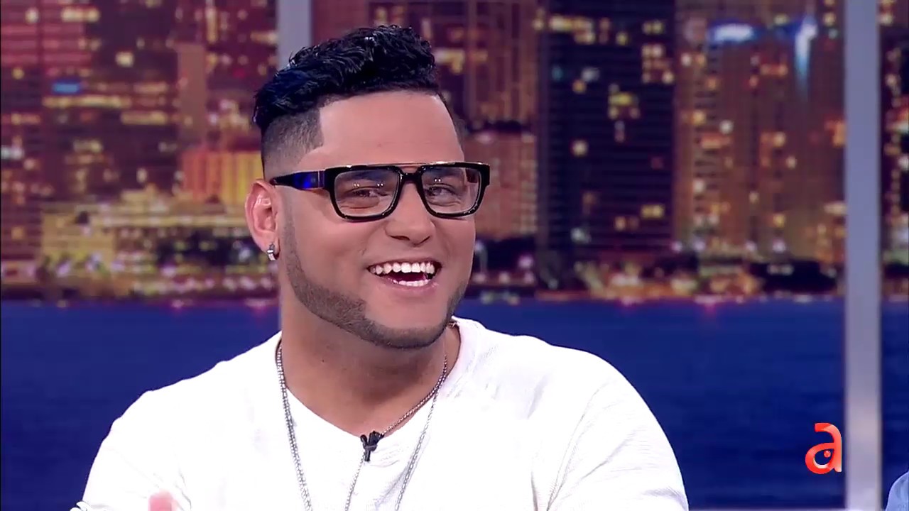 Artistas cubanos rompen sus collares y botan sus santos para cambiarse al cristianismo