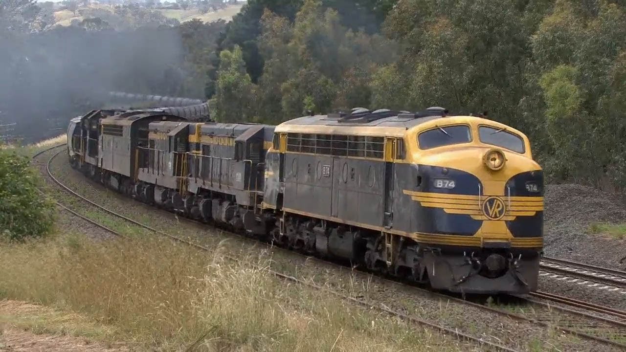 Classic EMD Diesels hauling the grain: Australian Trains