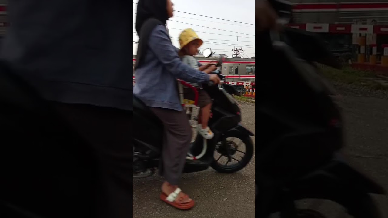 JR 205 Berangkat dari Stasiun Cikoya 