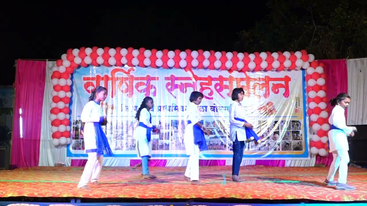 24. संविधानाचे पुस्तक हातात 