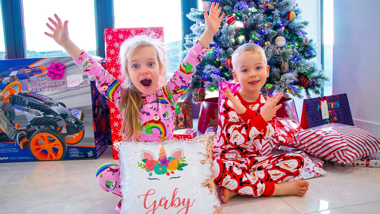 Alex y Gaby abriendo regalos en la mañana de Navidad