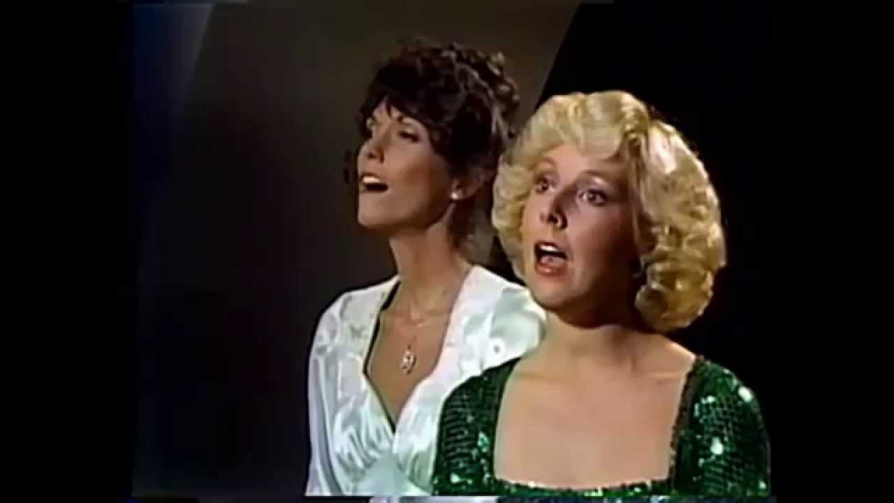 Stille Nacht Karen Carpenter and Georgia Engel