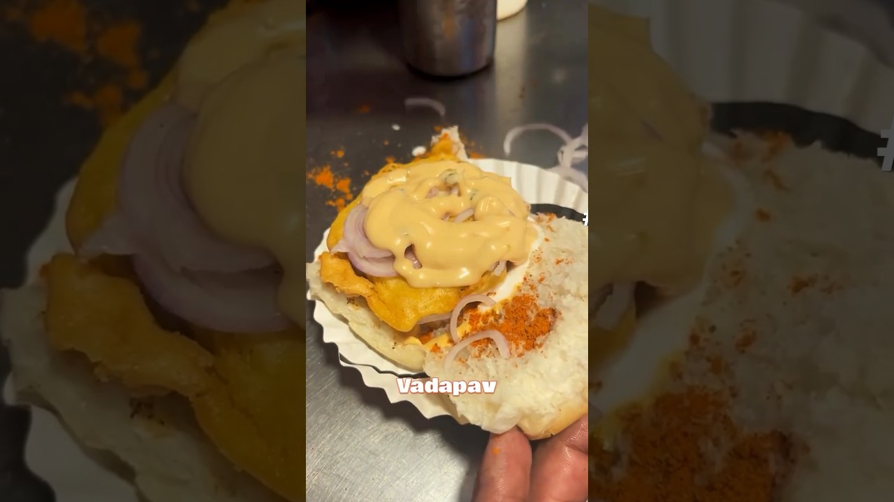 BEST CHICKEN VADA PAV 😋🍗 At Just 29Rs /- In Chembur, Mumbai #chicken #vadapav #foodshorts #viral
