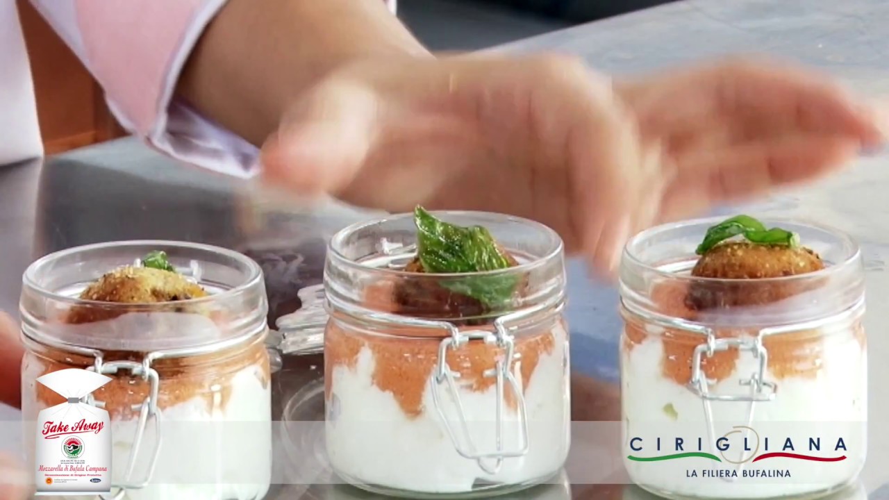 Finger Food - Spuma di mozzarella, coulis di pomodorino, polpetta di melanzana e basilico fritto