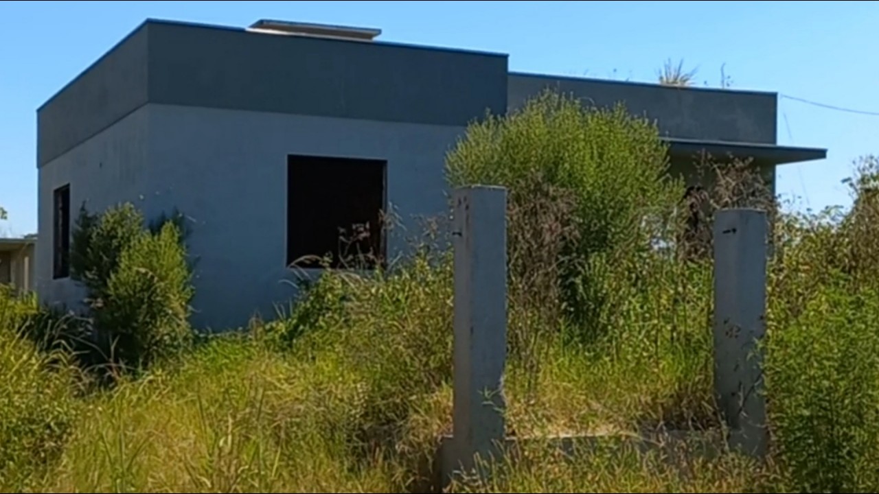 casas excelentes abandonadas deixadas para trás desde a enchente