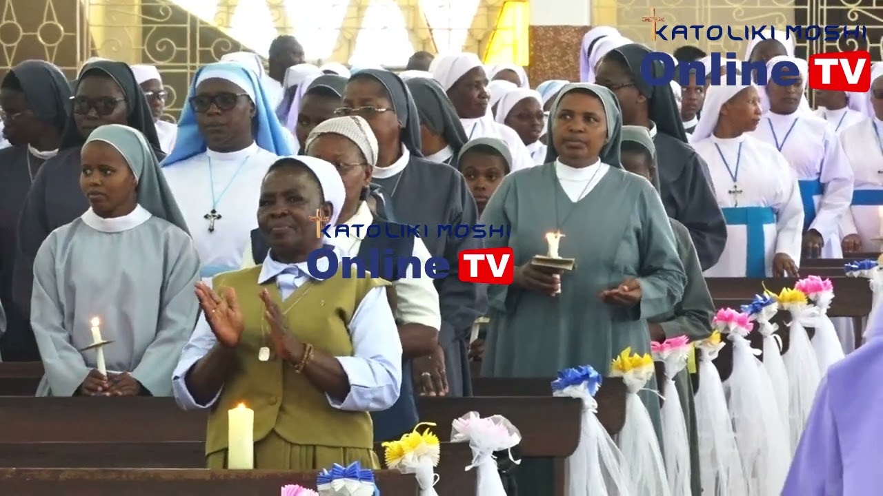 TAZAMA ANDAMO TAKATIFU KUELEKEA ADHIMISHO LA MISA TAKATIFU SIKU YA WATAWA JIMBO KATOLIKI MOSHI